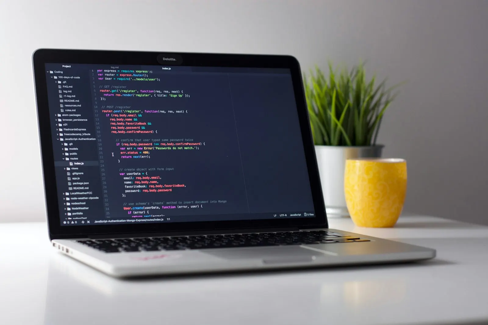 Illustratieve foto: laptop met code op het scherm