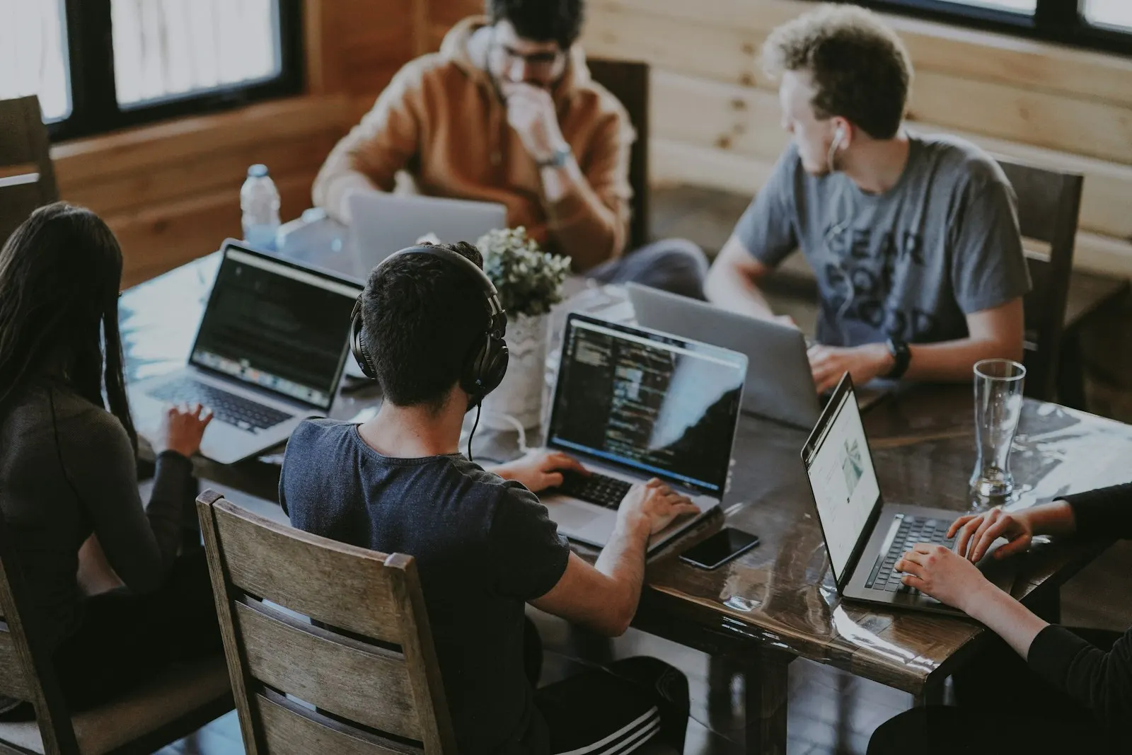 Illustratieve foto: een team werkt op laptops rond een tafel